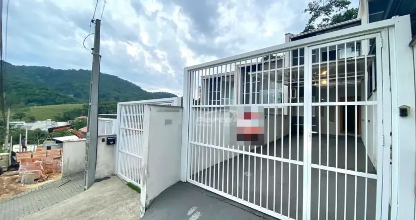 O imovel dispõe de 02 dormitórios, sala de estar, cozinha com moveis sob medida, 02 banheiros sendo um lavabo, área de serviço, 02 vagas de garagem cobertas. diferenciais: belissima area de festas nos