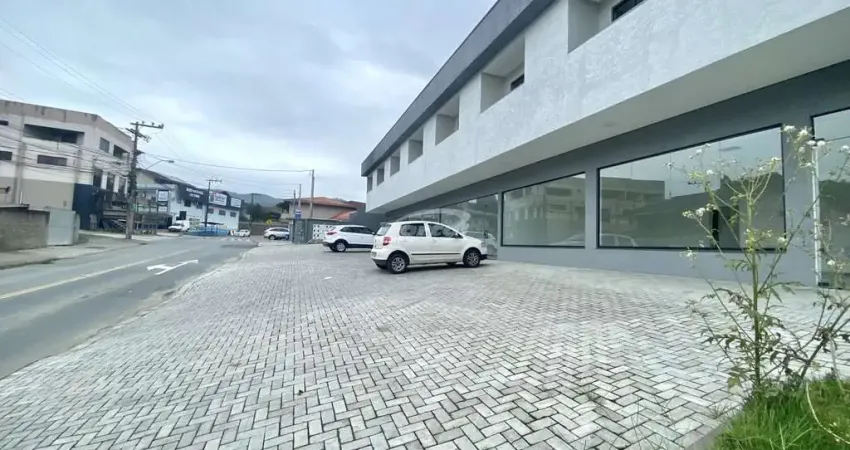 Excelente loja comercial nova com 50m², localizada no térreo, 01 banheiro, 01 sala menor que pode ser utilizada como deposito ou cozinha, ampla vitrine em blindex possibilitando a plotagem dos vidros