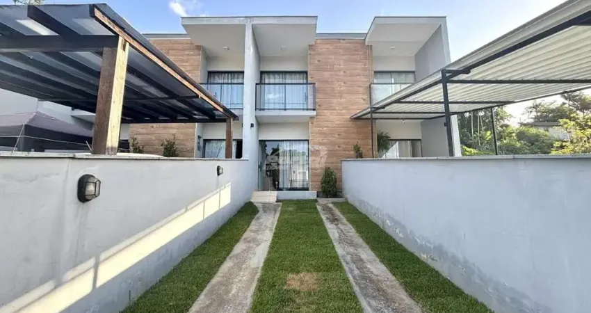 Belíssimo sobrado mobiliado, no bairro itoupava central! imóvel com 02 dormitórios sendo 01 delas com sacada, ampla sala de estar, cozinha e sala de jantar conjugadas, lavabo, área de serviço, amplo q