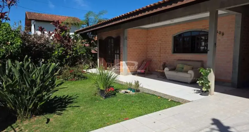 Excelente casa térrea com 145 metros averbados, sendo duas suítes, com excelente terreno mediando 325 metros (13x25) no centro do balneário de piçarras para venda!