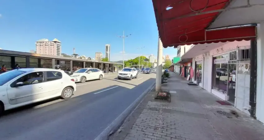 Loja térrea disponível para locação no bairro centro, em blumenau/sc.