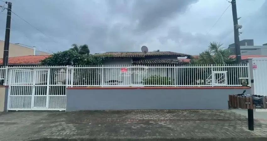 Casa térrea individual, mobiliada e decorada no itacolomi uma 1 suíte mais 2 quartos 630 metros da praia (18515)