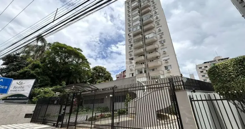Apartamento de 01 dormitório, totalmente mobiliado e equipado, com sala de estar com sacada, cozinha com moveis novos sob medida, banheiro social, area de serviço e 01 vaga de garagem coberta.