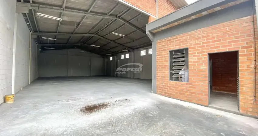 Com área total de 350m², pé direito alto de 7m, dispõe de uma area para escritório de 30m² com 02 salas e 02 banheiros. voltado para atender as necessidades no ramo comercial, pronto para ocupação, po