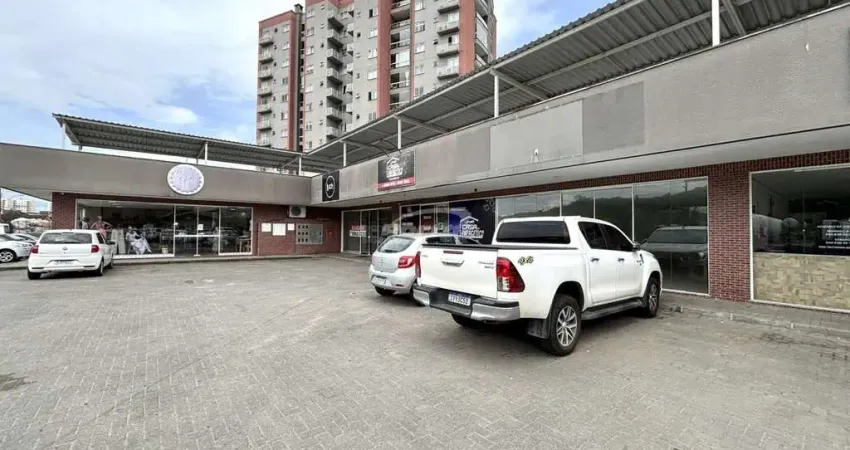 Excelente sala comercial contendo 75m², 01 banheiro, fachada em blindex, ar condicionado de 24 mil btus instalado e amplo pátio para estacionamento. excelente ponto comercial, em frente a um grande co