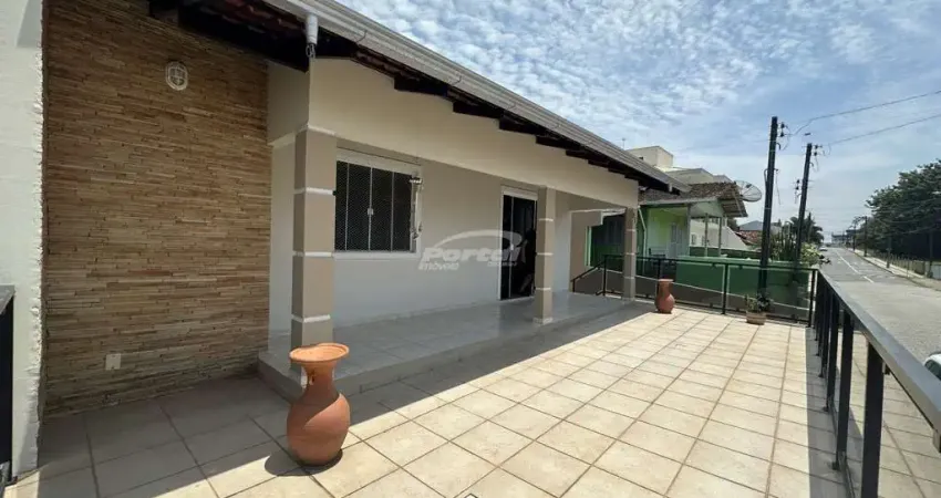 Casa disponível para locação no bairro Centro, em Barra Velha/SC. (Cód. 22479)