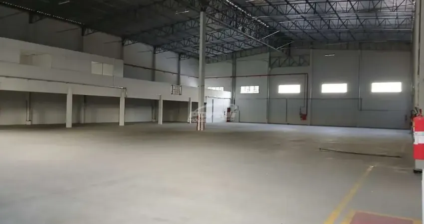 Amplo galpão com 2.145 m² de área útil, contando com mezanino equipado com escritórios climatizados, banheiros, copa e toda a infraestrutura necessária. o imóvel dispõe ainda de grande área de pátio,