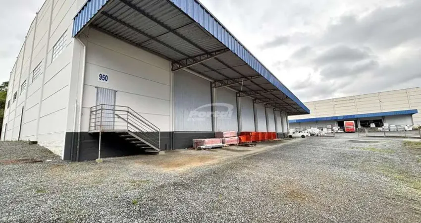 Amplo galpão com 2.145 m² de área útil, contando com mezanino equipado com escritórios climatizados, banheiros, copa e toda a infraestrutura necessária. o imóvel dispõe ainda de grande área de pátio, 