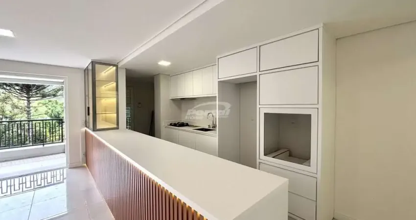 O apartamento possui aprox 93² e contem 02 dormitórios, sendo 02 suítes, sala de estar com ampla sacada com churrasqueira com vista livre para uma linda area verde, cozinha finamente mobliada, sala de