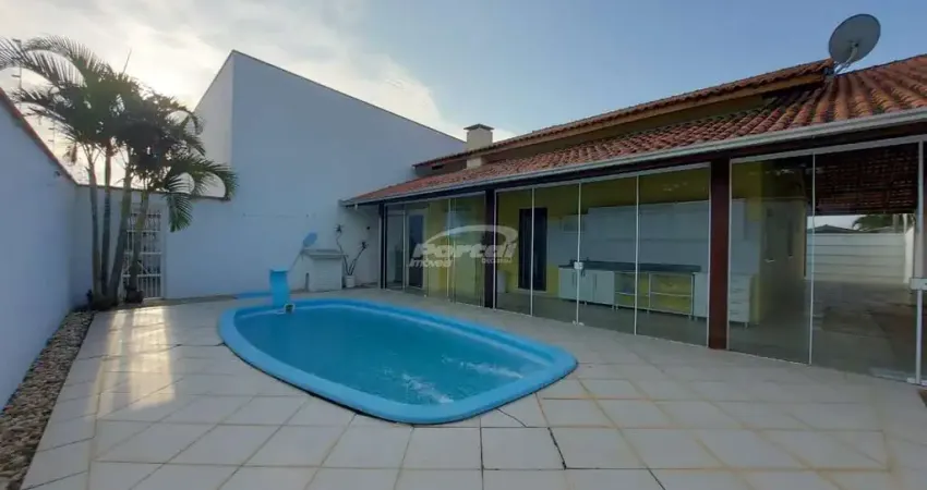 Casa com piscina disponível para locação no bairro itacolomi, na cidade de balneário piçarras.