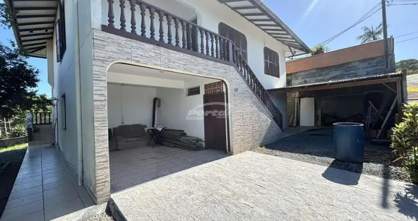 Com 100m², 04 dormitórios, sendo 01 suíte, sala de estar, cozinha e sala de jantar conjugadas, 01 banheiro social, area de serviço e 02 vagas de garagem cobertas.