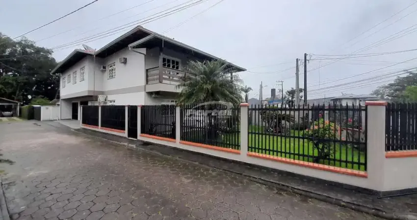 Casa ampla em piso superior disponível para locação no bairro margem esquerda, em gaspar/sc.