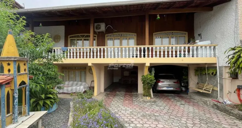 Excelente casa de 2 pavimentos em rua comercial/residencial no bairro itoupava norte em blumenau!