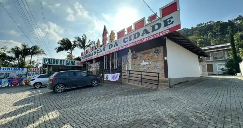 Loja térrea comercial disponível para locação no bairro são cristóvão, em balneário piçarras/sc.