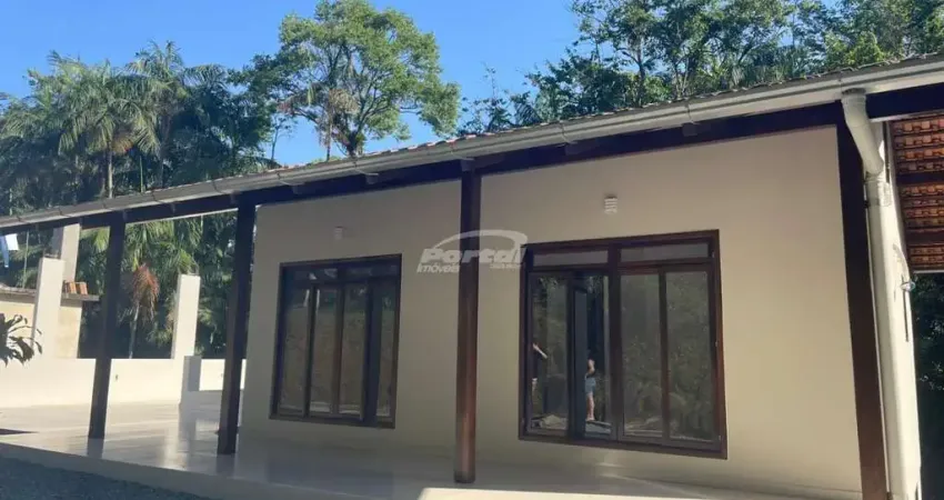 Imovel com 02 dormitórios, sendo 01 deles com closet, sala de estar, cozinha, 01 banheiro social, 01 lavabo, area de serviço, vagas de garagem descobertas e quintal na frente e fundos.