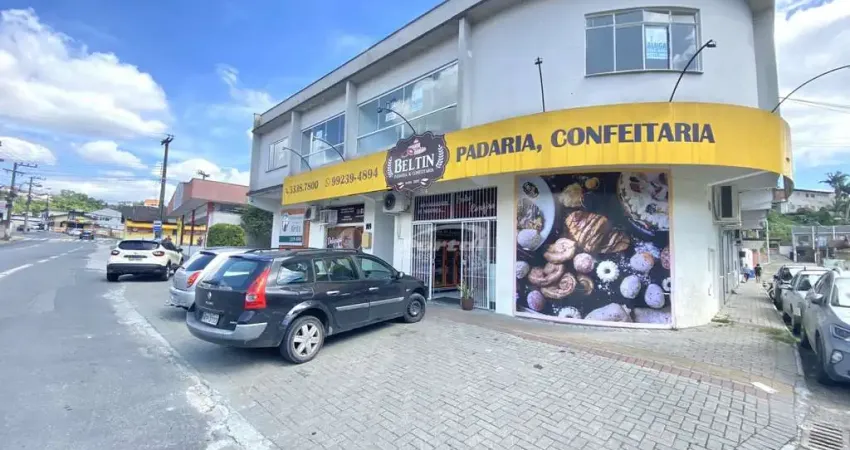 Sala comercial com 80m², no segundo pavimento, dividida em 03 salas, um banheiro social e 01 vaga de garagem coberta, ao lado do prédio há uma rua que poderá servir como estacionamento rotativo para s