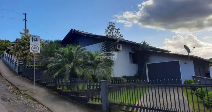 Excelente casa térrea de 182m2 área privativa, com piscina no bairro itoupavazinha em blumenau!