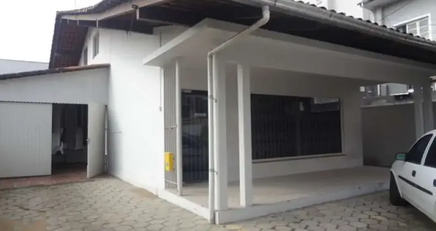 Casa comercial com aproximadamente 350 m², sendo loja e casa nos fundos, amplo estacionamento.