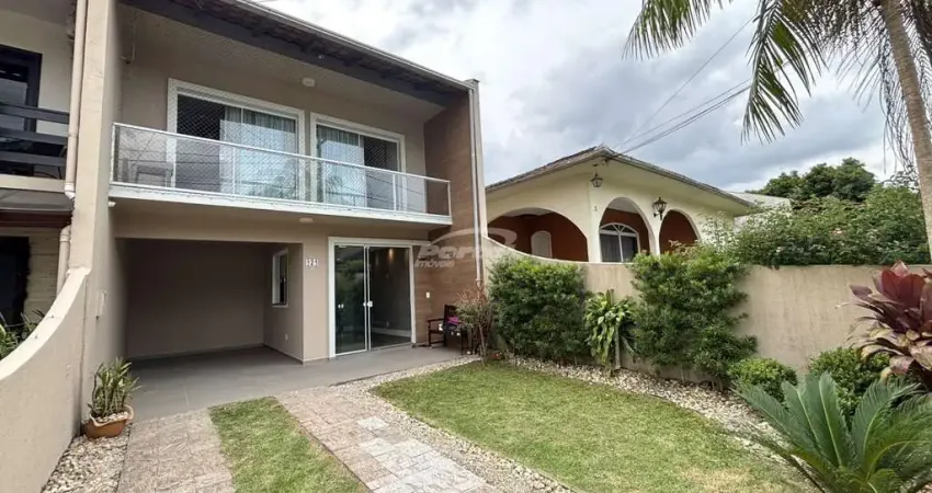 Casa com 03 dormitórios, sendo uma suíte com sacada, além de um banheiro social e um terraço com lavanderia, sala de estar com varanda, cozinha e sala de jantar integradas, área de festas com churrasq