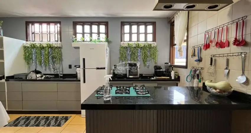 Magnífica casa com um apartamento nos fundos com a melhor localização do bairro velha, blumenau/sc.