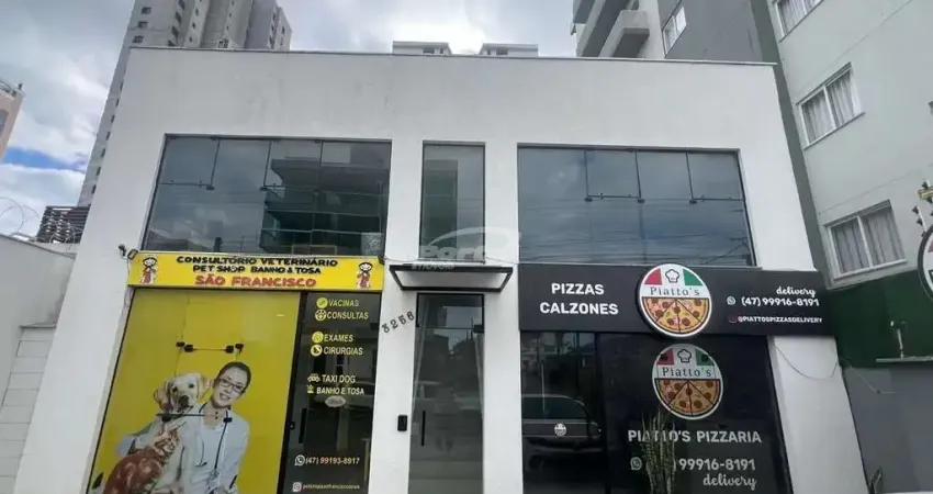 Sala comercial no centro de balneario piçarras, com 165m² de área privativa (18177).