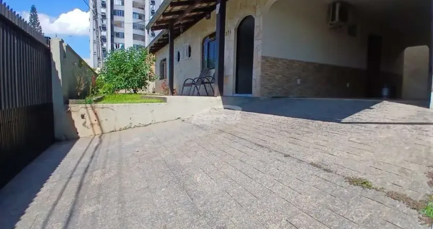 Casa 3 dormitórios disponível para locação no bairro água verde, em blumenau sc