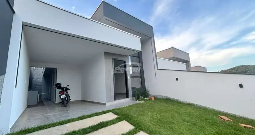 Com aprox 70m², o imovel possui 02 dormitórios, sendo 01 suíte, sala de estar, cozinha e sala de jantar conjugadas, banheiro social, area de serviço na area externa, 01 vaga de garagem e quintal na fr