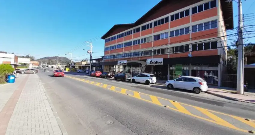 Sala ampla comercial disponível para locação no bairro itoupava norte, em blumenau.