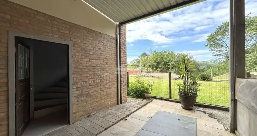 Imóvel com 02 dormitórios, sendo 01 suíte, sala de estar, cozinha e sala de jantar conjugadas, banheiro social, área de serviço, 01 vaga de garagem coberta e amplo quintal na frente.