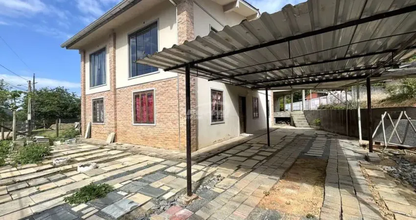 Imóvel com 02 dormitórios, sendo 01 suíte, sala de estar, cozinha e sala de jantar conjugadas, banheiro social, área de serviço, 01 vaga de garagem coberta e amplo quintal na frente.