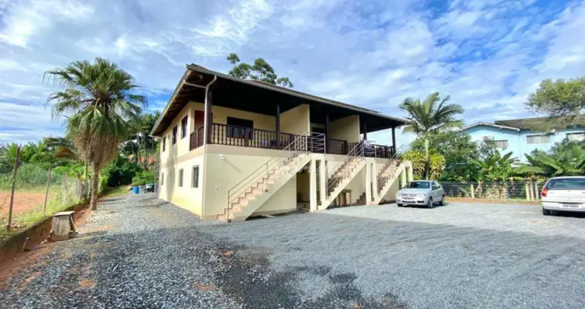 Apartamento com aproximadamente 50m², contendi 02 dormitórios sendo 01 deles bem pequeno (pode ser utilizado para uma sala), cozinha, banheiro social e área de serviço conjugadas, sacada e 01 vaga de