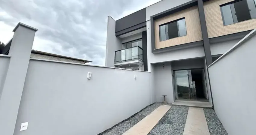 Com aprox 85m², o imovel possui 02 amplos dormitórios, sala de estar e jantar conjugadas, cozinha mobiliada, banheiro social, area de serviço, quintal na frente e fundos e 01 vaga de garagem.