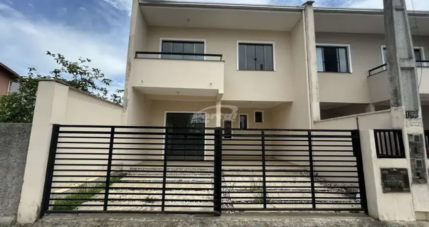 Sobrado amplo à venda, com 3 dormitórios sendo 1 suíte, apenas 200 metros do mar, localizado no bairro Itajuba em Barra Velha.