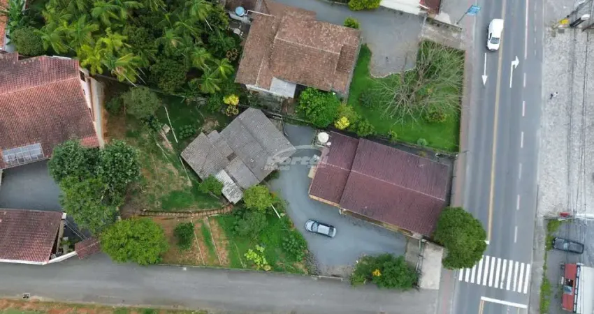Casa averbada em Terreno ZC2 com 892 m² no Bairro Água Verde em Blumenau – Alto Potencial Construtivo