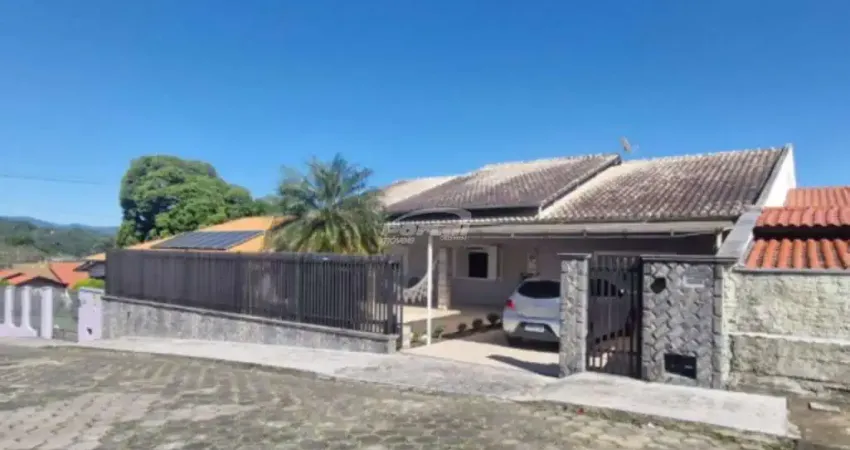 Residência espaçosa com 291,00 m² de área construída em terreno de 559,00 m² na Itoupava Norte em Blumenau