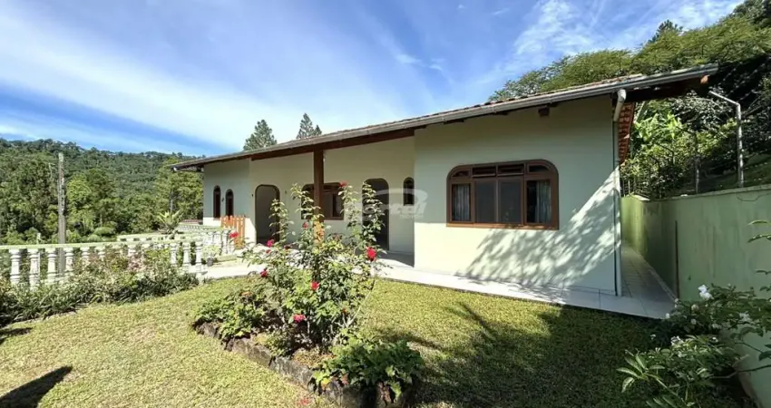 Casa à venda com 140m² de área construída, muito bem distribuída e ideal para quem busca conforto e funcionalidade.