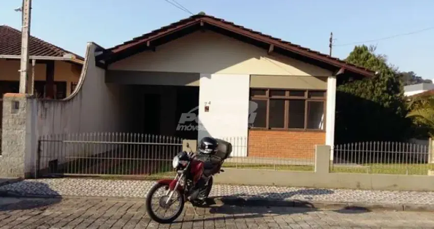 Casa disponível para locação no bairro Vila Nova, em Blumenau.