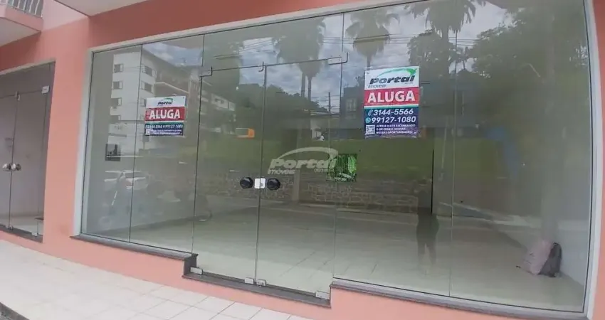 Loja térrea comercial disponível para locação no bairro Bom Retiro, em Blumenau.