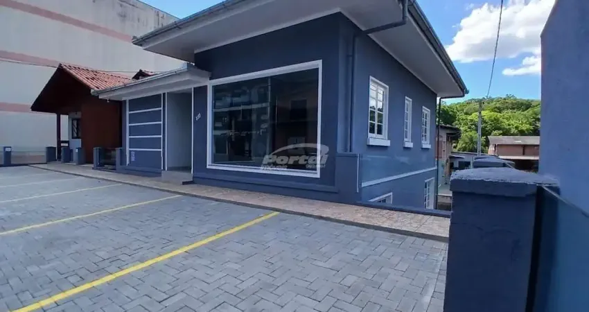 Casa comercial disponível para locação no Bairro Água Verde, Blumenau SC.