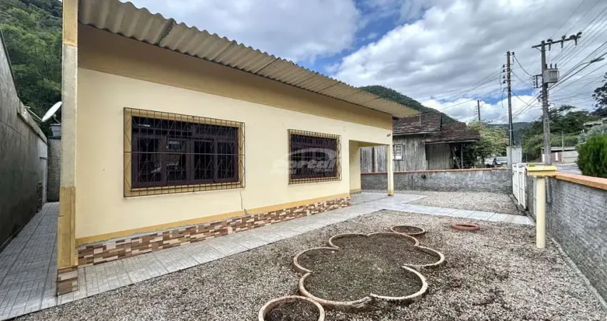 Imóvel com aproximadamente 88m², contendo 03 dormitórios, sala de estar, cozinha, sala de jantar, 02 banheiros sociais, área de serviç, vagas de garagem e amplo quintal na frente e fundos.