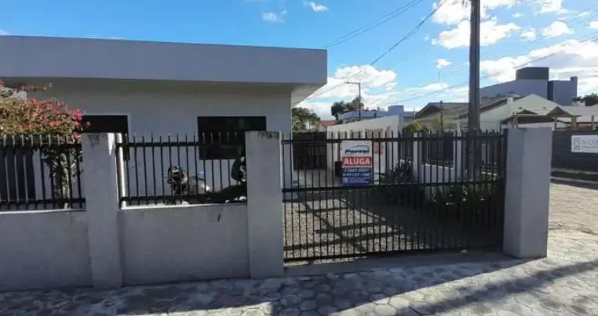 Casa disponível para venda no Centro, em Balneário Piçarras/SC. (Cód.: 21997)