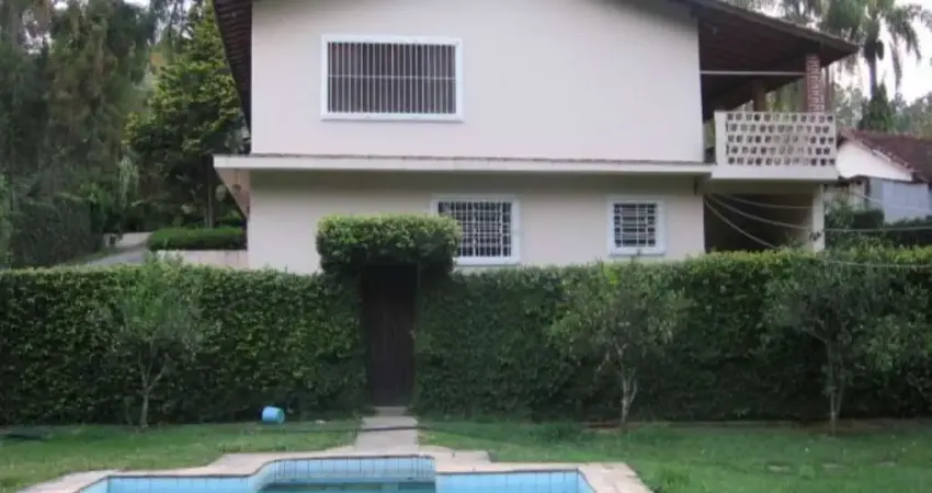 Casa á Venda em Cotia/SP na Roselândia com 200m², 3 dormts - 1 Sts