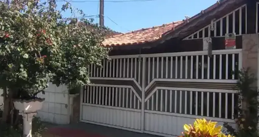 Casa na mirim com 2 dormitórios, 1 suíte, churrasqueira, lavabo e 2 vagas de garagem. conforto e praticidade em ótimo bairro residencial.