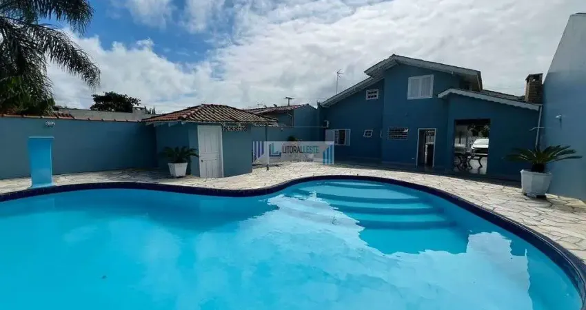 Residência com ático, amplo terreno, 4 dormitórios, 1 suíte, Piscina; Averbada.