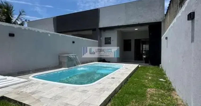 Residência contendo 2 dormitórios sendo uma suíte e amplo quintal com piscina.