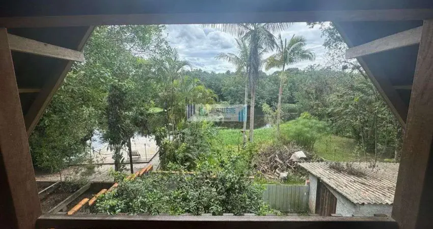 Chácara e Sobrado na beira do Rio Guaraguaçu medindo 1.413 m².