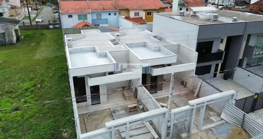 Residência excelente acabamento - 3 dormitórios/suíte - a poucos passos do mar.