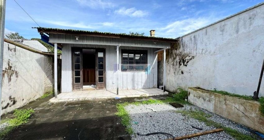 Residência em madeira com terreno medindo 6x17. em excelente localização.