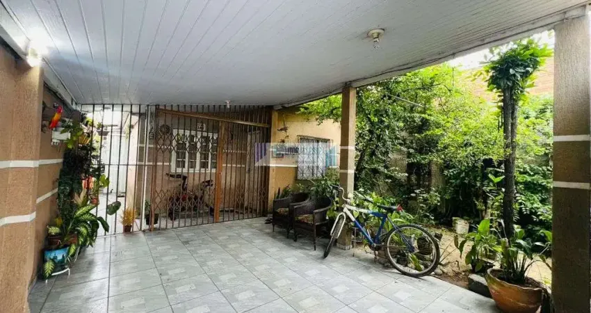 Residência em alvenaria com corredor lateral - 2 dormitórios sendo uma suíte.