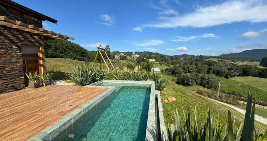 CONDOMÍNIO JARDIM DA SERRA - CASA MOBILIADA COM 03 DORMITÓRIOS EM RANCHO QUEIMADO